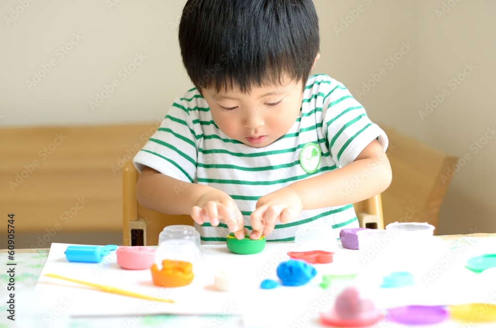 室内で制作遊びをする乳幼児