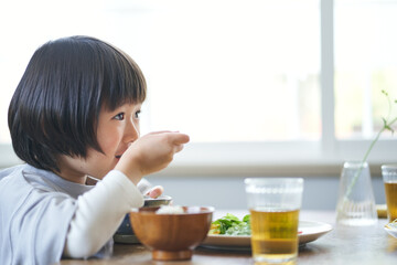 夏に食欲が落ちて食事が進まない子ども