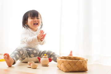 夏に機嫌が悪くなり泣いている子ども