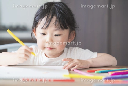 動画のあとに室内遊びへ切り替える子ども