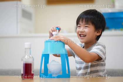 室内で落ち着いて遊ぶ子ども