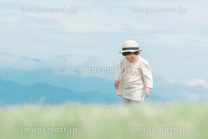 保育園の前で泣く子ども