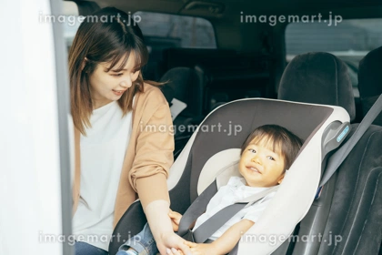車で移動する親子と帰省・旅行の準備