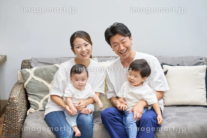 食事中の1〜2歳の子ども