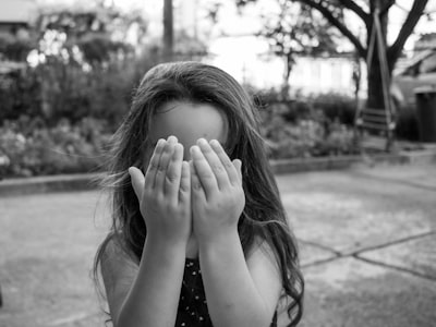 人見知りで顔を隠す子ども