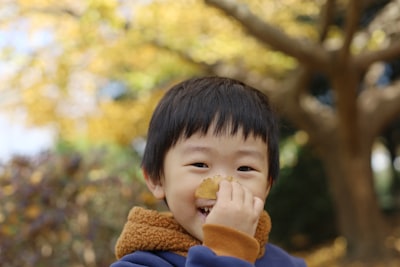 食事を楽しむ子ども