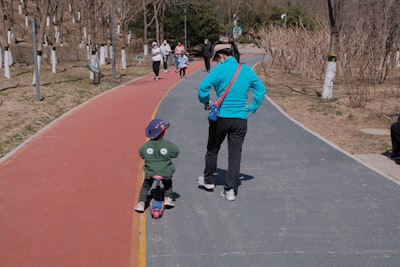 のびのびと遊ぶ子ども